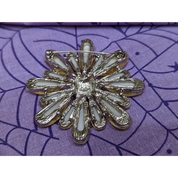 Yellow Sparkly Daisy Flower Shaped Brooch in Resin with Rhinestones - Picture 3 of 6